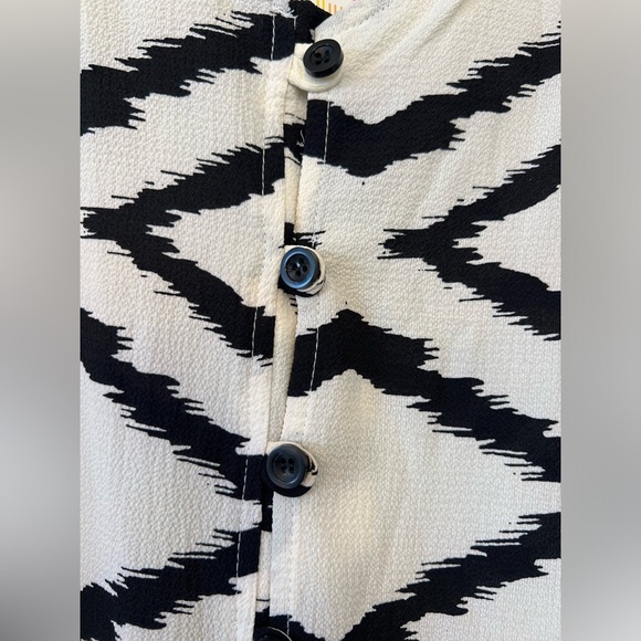 NWT LuLaRoe Shannah button down top black and ivory Aztec print Size Medium - Picture 5 of 5
